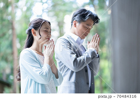 男性　女性　親子　お参り 70484316