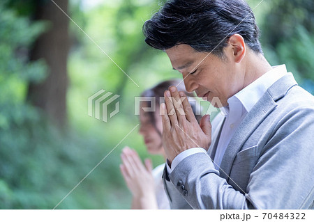 男性　女性　親子　お参り 70484322