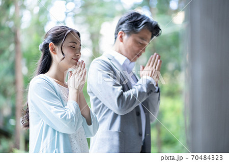 男性　女性　親子　お参り 70484323