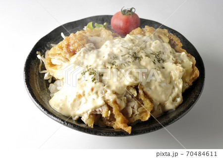 ミニトマトなど野菜も一緒に乗っているタルタルソースたっぷりの熱々チキン南蛮丼(白背景) ミニトマトなど野菜も一緒に乗っているタルタルソースたっぷりの熱々チキン南蛮丼(白背景) 70484611