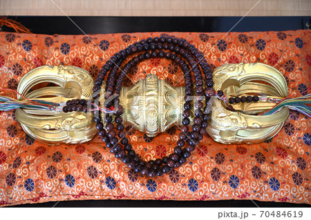 金色に輝くお寺の仏具【五鈷杵】 70484619