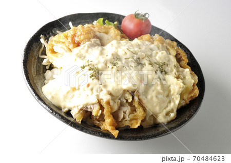 ミニトマトなど野菜も一緒に乗っているタルタルソースたっぷりの熱々チキン南蛮丼(白背景) ミニトマトなど野菜も一緒に乗っているタルタルソースたっぷりの熱々チキン南蛮丼(白背景) 70484623