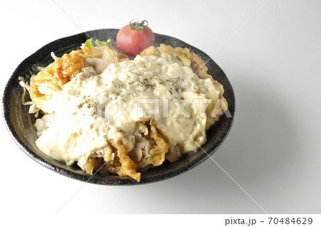 ミニトマトなど野菜も一緒に乗っているタルタルソースたっぷりの熱々チキン南蛮丼(白背景) ミニトマトなど野菜も一緒に乗っているタルタルソースたっぷりの熱々チキン南蛮丼(白背景) 70484629