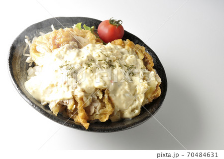 ミニトマトなど野菜も一緒に乗っているタルタルソースたっぷりの熱々チキン南蛮丼(白背景) ミニトマトなど野菜も一緒に乗っているタルタルソースたっぷりの熱々チキン南蛮丼(白背景) 70484631