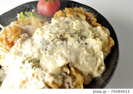 ミニトマトなど野菜も一緒に乗っているタルタルソースたっぷりの熱々チキン南蛮丼(白背景) ミニトマトなど野菜も一緒に乗っているタルタルソースたっぷりの熱々チキン南蛮丼(白背景) 70484633