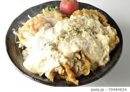 ミニトマトなど野菜も一緒に乗っているタルタルソースたっぷりの熱々チキン南蛮丼(白背景) ミニトマトなど野菜も一緒に乗っているタルタルソースたっぷりの熱々チキン南蛮丼(白背景) 70484634