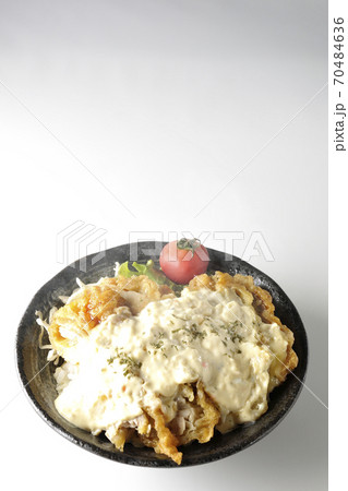 ミニトマトなど野菜も一緒に乗っているタルタルソースたっぷりの熱々チキン南蛮丼(白背景) ミニトマトなど野菜も一緒に乗っているタルタルソースたっぷりの熱々チキン南蛮丼(白背景) 70484636