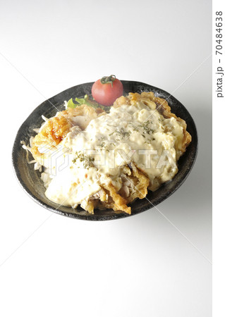 ミニトマトなど野菜も一緒に乗っているタルタルソースたっぷりの熱々チキン南蛮丼(白背景) ミニトマトなど野菜も一緒に乗っているタルタルソースたっぷりの熱々チキン南蛮丼(白背景) 70484638