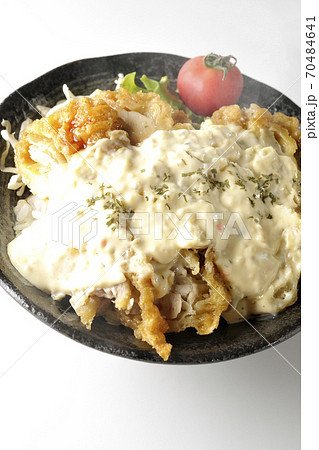 ミニトマトなど野菜も一緒に乗っているタルタルソースたっぷりの熱々チキン南蛮丼(白背景) ミニトマトなど野菜も一緒に乗っているタルタルソースたっぷりの熱々チキン南蛮丼(白背景) 70484641