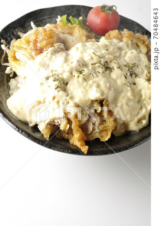 ミニトマトなど野菜も一緒に乗っているタルタルソースたっぷりの熱々チキン南蛮丼(白背景) ミニトマトなど野菜も一緒に乗っているタルタルソースたっぷりの熱々チキン南蛮丼(白背景) 70484643