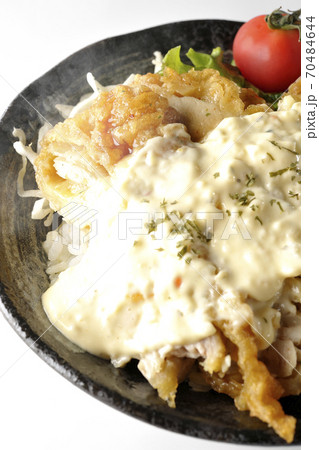 ミニトマトなど野菜も一緒に乗っているタルタルソースたっぷりの熱々チキン南蛮丼（白背景） 70484644