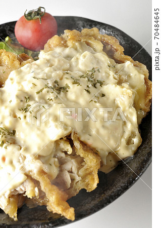 ミニトマトなど野菜も一緒に乗っているタルタルソースたっぷりの熱々チキン南蛮丼（白背景） 70484645