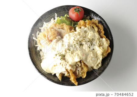 ミニトマトなど野菜も一緒に乗っているタルタルソースたっぷりの熱々のチキン南蛮丼（白背景、俯瞰） 70484652