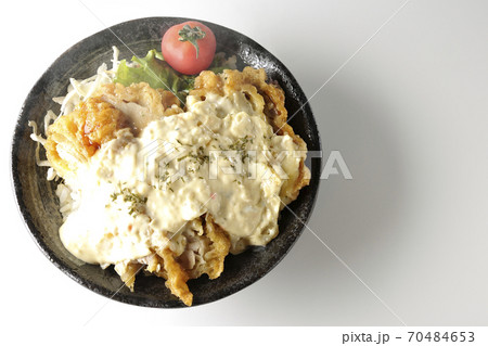 ミニトマトなど野菜も一緒に乗っているタルタルソースたっぷりの熱々のチキン南蛮丼（白背景、俯瞰） 70484653