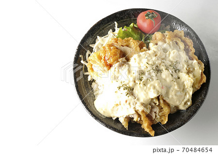ミニトマトなど野菜も一緒に乗っているタルタルソースたっぷりの熱々のチキン南蛮丼(白背景、俯瞰) ミニトマトなど野菜も一緒に乗っているタルタルソースたっぷりの熱々のチキン南蛮丼(白背景、俯瞰) 70484654