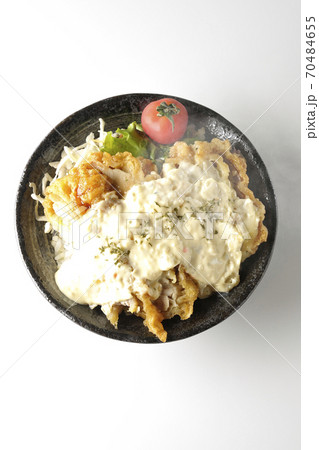 ミニトマトなど野菜も一緒に乗っているタルタルソースたっぷりの熱々のチキン南蛮丼(白背景、俯瞰) ミニトマトなど野菜も一緒に乗っているタルタルソースたっぷりの熱々のチキン南蛮丼(白背景、俯瞰) 70484655