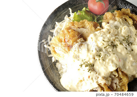ミニトマトなど野菜も一緒に乗っているタルタルソースたっぷりの熱々のチキン南蛮丼(白背景、俯瞰) ミニトマトなど野菜も一緒に乗っているタルタルソースたっぷりの熱々のチキン南蛮丼(白背景、俯瞰) 70484659
