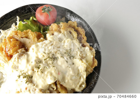 ミニトマトなど野菜も一緒に乗っているタルタルソースたっぷりの熱々のチキン南蛮丼(白背景、俯瞰) ミニトマトなど野菜も一緒に乗っているタルタルソースたっぷりの熱々のチキン南蛮丼(白背景、俯瞰) 70484660