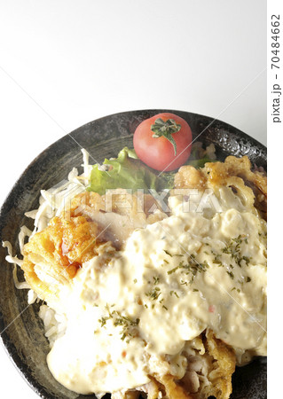 ミニトマトなど野菜も一緒に乗っているタルタルソースたっぷりの熱々のチキン南蛮丼(白背景、俯瞰) ミニトマトなど野菜も一緒に乗っているタルタルソースたっぷりの熱々のチキン南蛮丼(白背景、俯瞰) 70484662