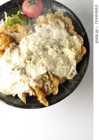 ミニトマトなど野菜も一緒に乗っているタルタルソースたっぷりの熱々のチキン南蛮丼（白背景、俯瞰） 70484663