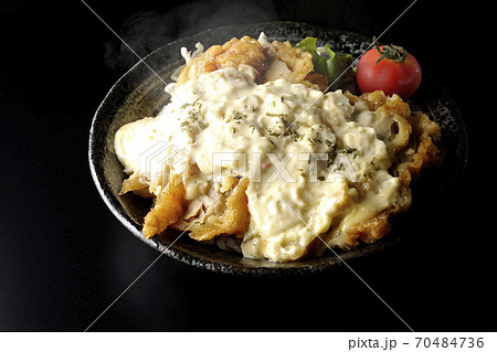ミニトマトなど野菜も一緒に乗っているタルタルソースたっぷりの熱々チキン南蛮丼（黒背景） 70484736