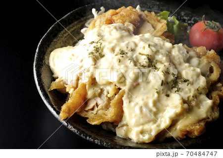 ミニトマトなど野菜も一緒に乗っているタルタルソースたっぷりの熱々チキン南蛮丼(黒背景) ミニトマトなど野菜も一緒に乗っているタルタルソースたっぷりの熱々チキン南蛮丼(黒背景) 70484747
