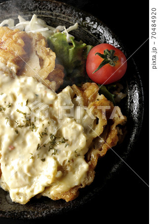 ミニトマトなど野菜も一緒に乗っているタルタルソースたっぷりの熱々チキン南蛮丼(黒背景、俯瞰) ミニトマトなど野菜も一緒に乗っているタルタルソースたっぷりの熱々チキン南蛮丼(黒背景、俯瞰) 70484920