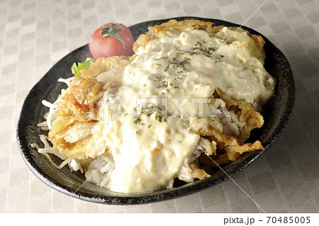 ミニトマトなど野菜も一緒に乗っているタルタルソースたっぷりの熱々のチキン南蛮丼 ミニトマトなど野菜も一緒に乗っているタルタルソースたっぷりの熱々のチキン南蛮丼 70485005