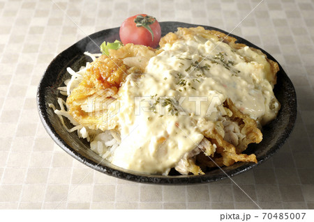 ミニトマトなど野菜も一緒に乗っているタルタルソースたっぷりの熱々のチキン南蛮丼 ミニトマトなど野菜も一緒に乗っているタルタルソースたっぷりの熱々のチキン南蛮丼 70485007