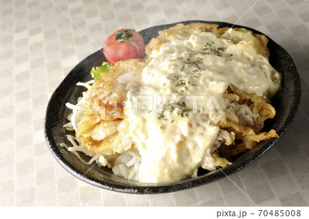 ミニトマトなど野菜も一緒に乗っているタルタルソースたっぷりの熱々のチキン南蛮丼 70485008
