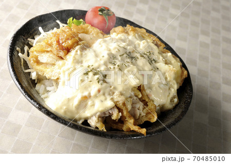 ミニトマトなど野菜も一緒に乗っているタルタルソースたっぷりの熱々のチキン南蛮丼 70485010