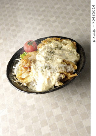 ミニトマトなど野菜も一緒に乗っているタルタルソースたっぷりの熱々のチキン南蛮丼 70485014