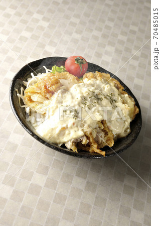 ミニトマトなど野菜も一緒に乗っているタルタルソースたっぷりの熱々のチキン南蛮丼 ミニトマトなど野菜も一緒に乗っているタルタルソースたっぷりの熱々のチキン南蛮丼 70485015