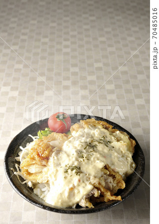 ミニトマトなど野菜も一緒に乗っているタルタルソースたっぷりの熱々のチキン南蛮丼 ミニトマトなど野菜も一緒に乗っているタルタルソースたっぷりの熱々のチキン南蛮丼 70485016