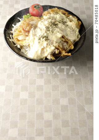 ミニトマトなど野菜も一緒に乗っているタルタルソースたっぷりの熱々のチキン南蛮丼 ミニトマトなど野菜も一緒に乗っているタルタルソースたっぷりの熱々のチキン南蛮丼 70485018