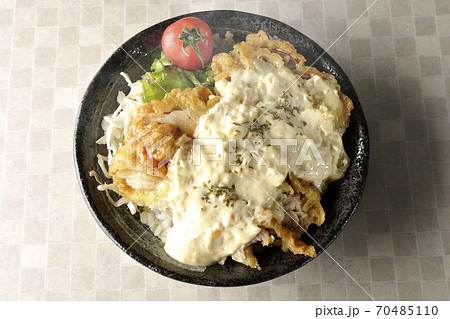 ミニトマトなど野菜も一緒に乗っているタルタルソースたっぷりの熱々チキン南蛮丼 俯瞰 の写真素材 70485110 Pixta