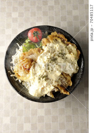 ミニトマトなど野菜も一緒に乗っているタルタルソースたっぷりの熱々チキン南蛮丼（俯瞰） 70485117