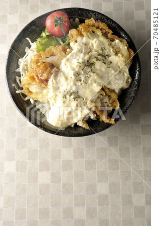 ミニトマトなど野菜も一緒に乗っているタルタルソースたっぷりの熱々チキン南蛮丼(俯瞰) ミニトマトなど野菜も一緒に乗っているタルタルソースたっぷりの熱々チキン南蛮丼(俯瞰) 70485121