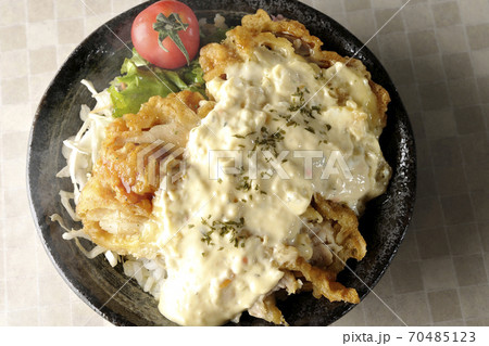 ミニトマトなど野菜も一緒に乗っているタルタルソースたっぷりの熱々チキン南蛮丼（俯瞰） 70485123