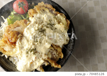 ミニトマトなど野菜も一緒に乗っているタルタルソースたっぷりの熱々チキン南蛮丼（俯瞰） 70485126