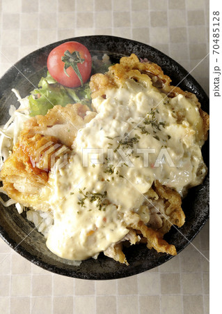 ミニトマトなど野菜も一緒に乗っているタルタルソースたっぷりの熱々チキン南蛮丼(俯瞰) ミニトマトなど野菜も一緒に乗っているタルタルソースたっぷりの熱々チキン南蛮丼(俯瞰) 70485128