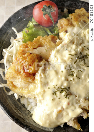 ミニトマトなど野菜も一緒に乗っているタルタルソースたっぷりの熱々チキン南蛮丼（俯瞰） 70485133