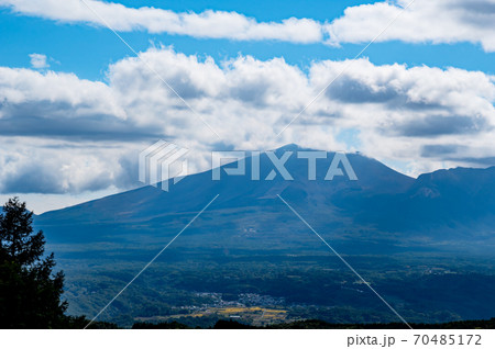 秋の嬬恋高原から望む浅間山の山並み a 秋の嬬恋高原から望む浅間山の山並み a 70485172