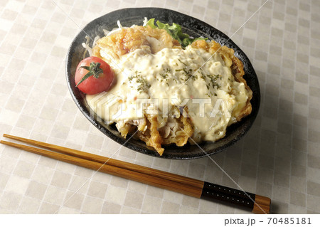 ミニトマトなど野菜も一緒に乗っているタルタルソースたっぷりの熱々チキン南蛮丼とお箸 ミニトマトなど野菜も一緒に乗っているタルタルソースたっぷりの熱々チキン南蛮丼とお箸 70485181