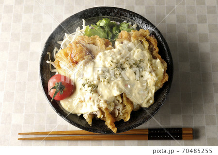 ミニトマトなど野菜も一緒に乗っているタルタルソースたっぷりの熱々チキン南蛮丼とお箸(俯瞰) ミニトマトなど野菜も一緒に乗っているタルタルソースたっぷりの熱々チキン南蛮丼とお箸(俯瞰) 70485255