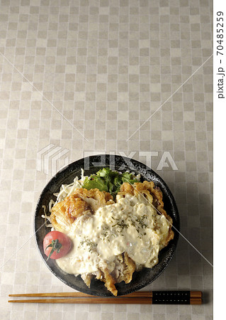 ミニトマトなど野菜も一緒に乗っているタルタルソースたっぷりの熱々チキン南蛮丼とお箸(俯瞰) ミニトマトなど野菜も一緒に乗っているタルタルソースたっぷりの熱々チキン南蛮丼とお箸(俯瞰) 70485259