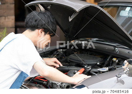 車の修理をする男性 70485416