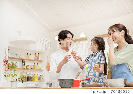 お菓子作りをする親子 70486019
