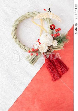 お正月飾り　つまみ細工でできたしめ縄飾り 70486136