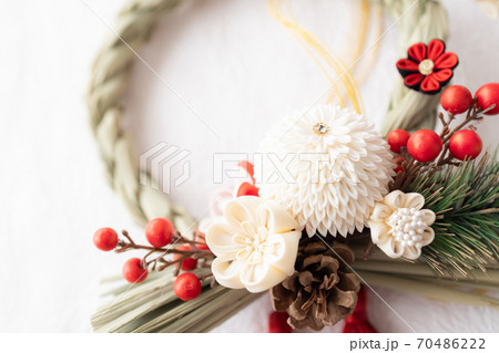 お正月飾り つまみ細工でできたしめ縄飾り お正月飾り つまみ細工でできたしめ縄飾り 70486222